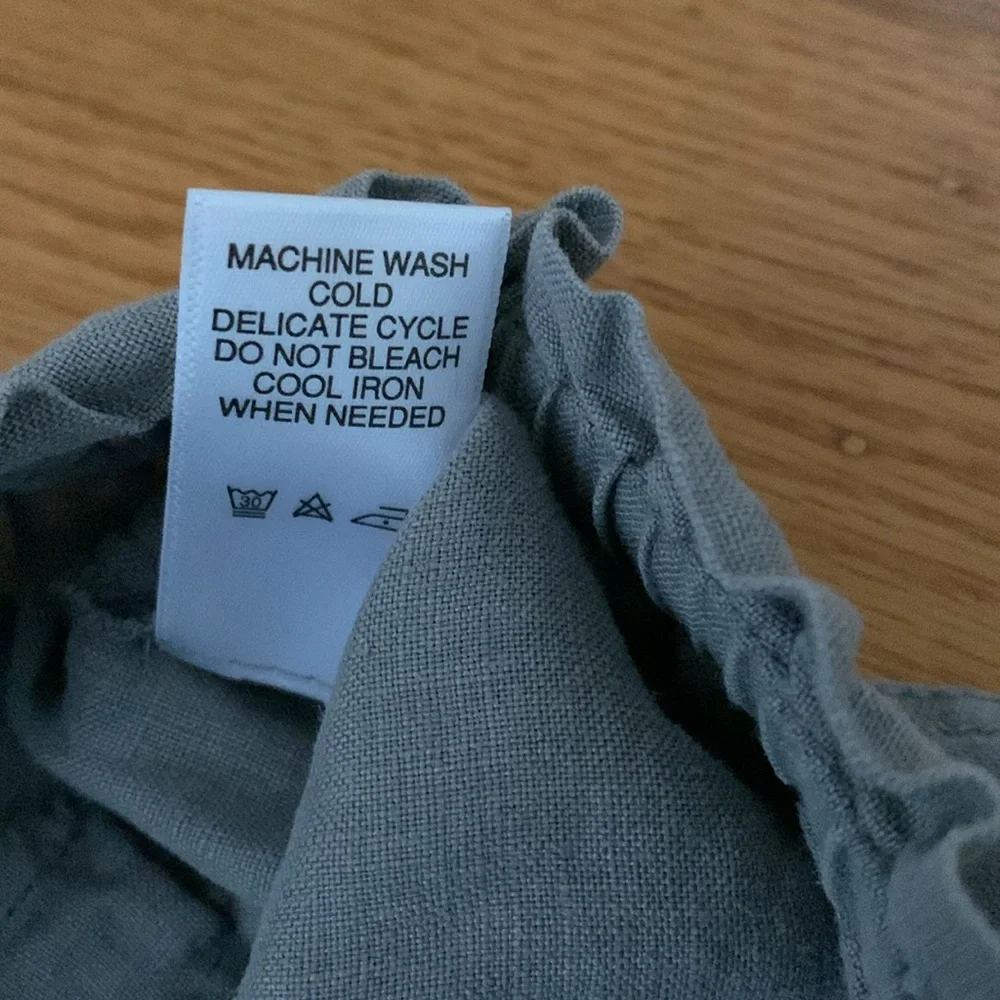 Michael Stars 💯 100% linen grey shorts with cargo style pockets & tie waist - Picture 6 of 7